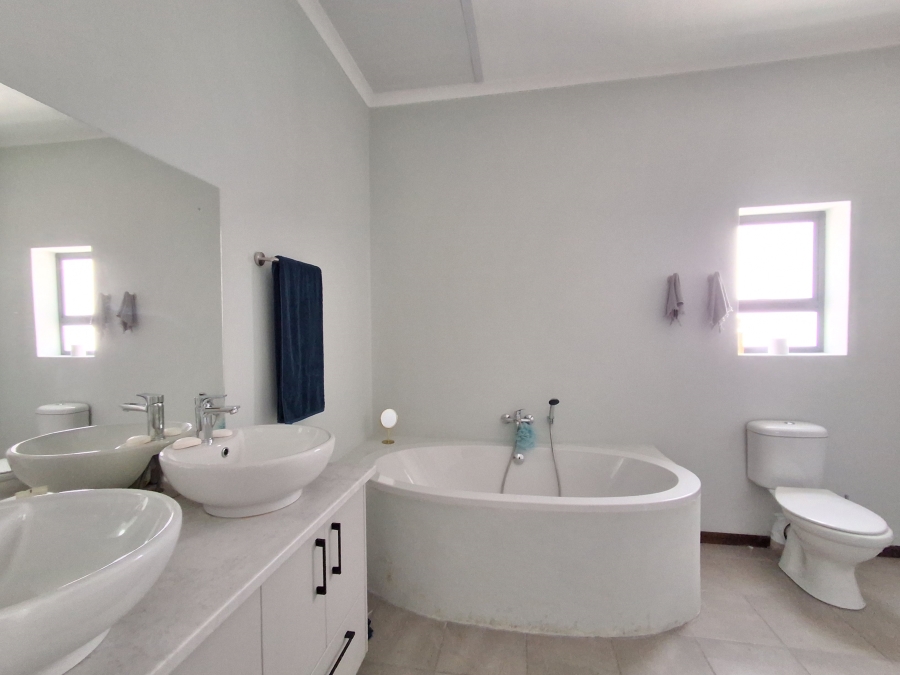 5 Bedroom Property for Sale in Stilbaai Oos Western Cape